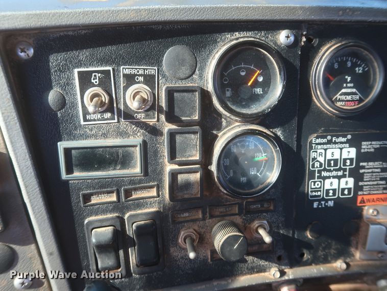 image for item DJ2307 2001 Mack RD690S  semi truck