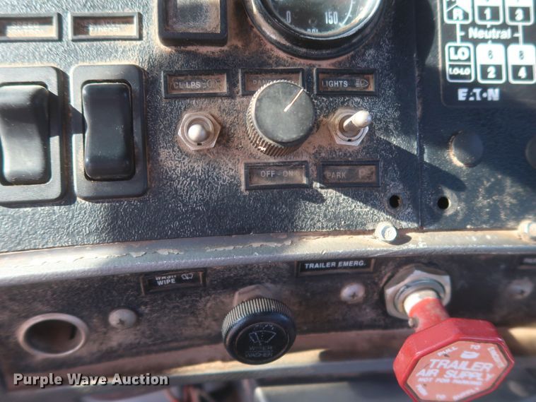 image for item DJ2307 2001 Mack RD690S  semi truck