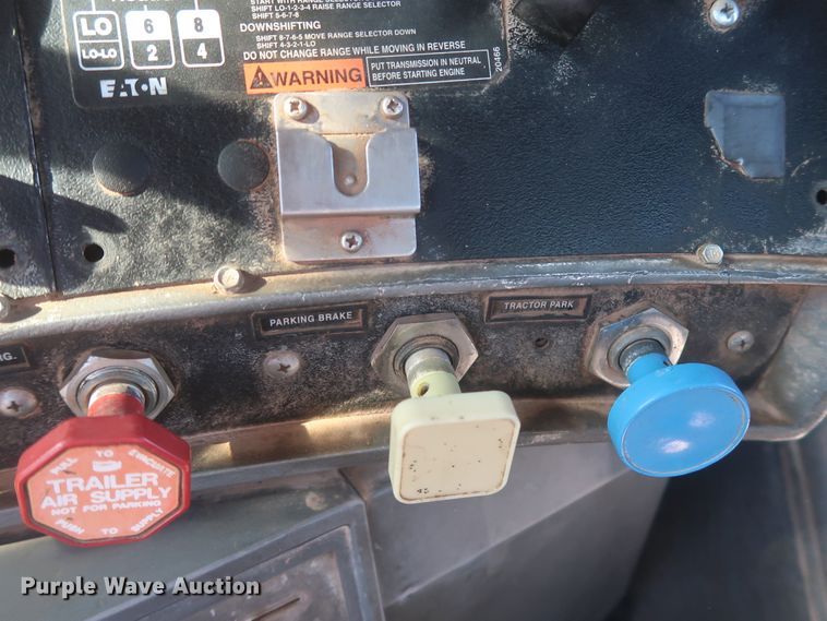 image for item DJ2307 2001 Mack RD690S  semi truck