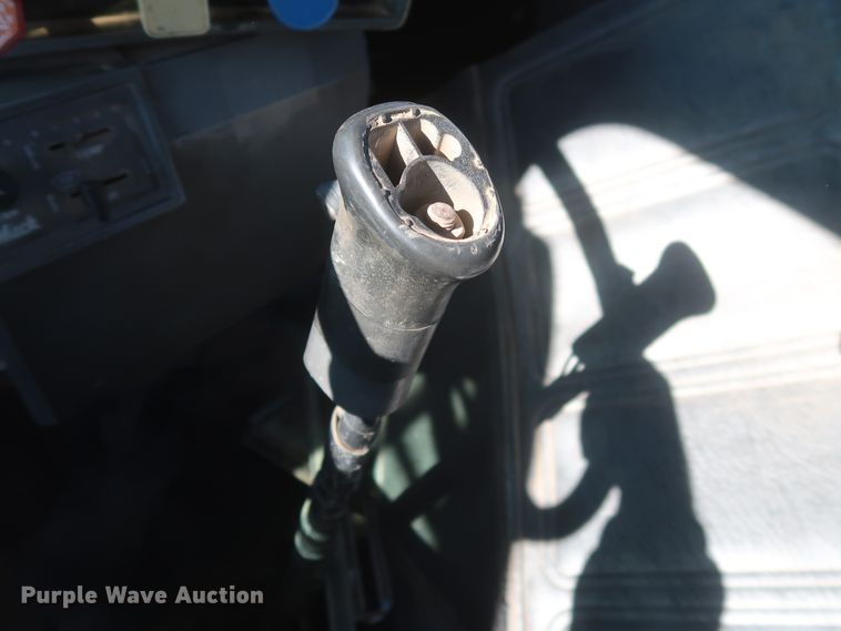 image for item DJ2307 2001 Mack RD690S  semi truck