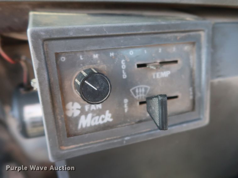 image for item DJ2307 2001 Mack RD690S  semi truck