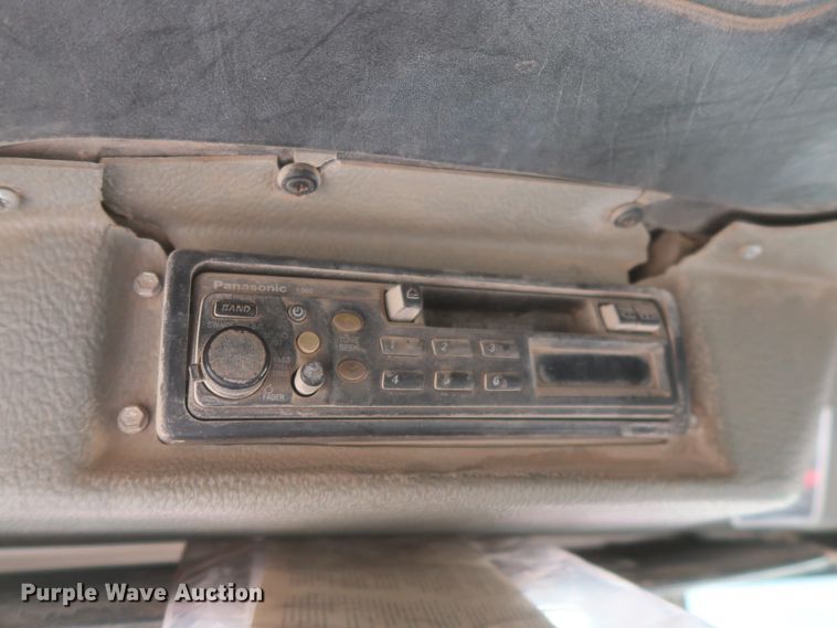 image for item DJ2307 2001 Mack RD690S  semi truck