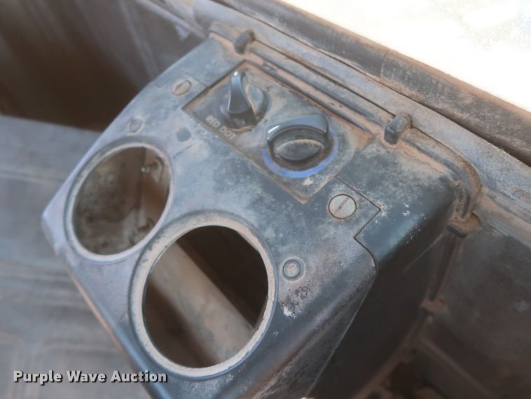 image for item DJ2307 2001 Mack RD690S  semi truck