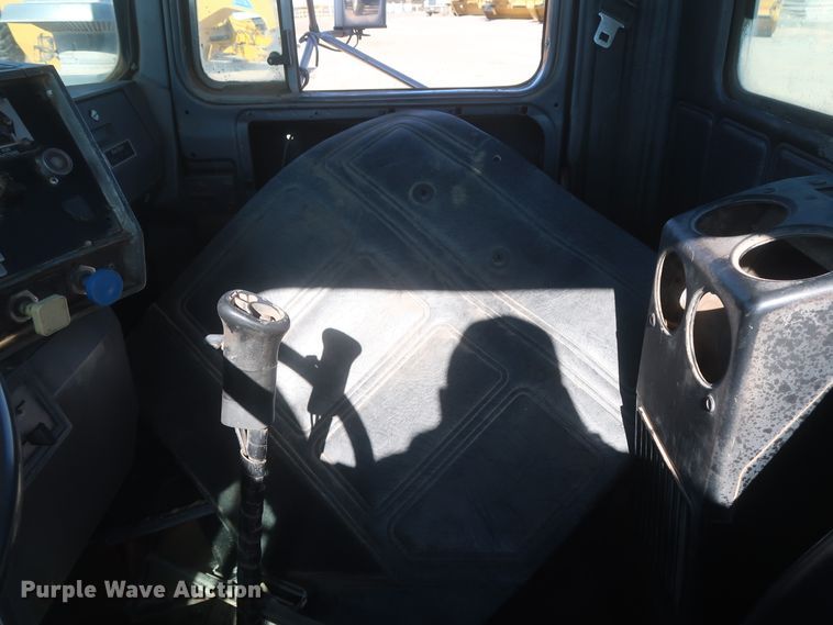 image for item DJ2307 2001 Mack RD690S  semi truck