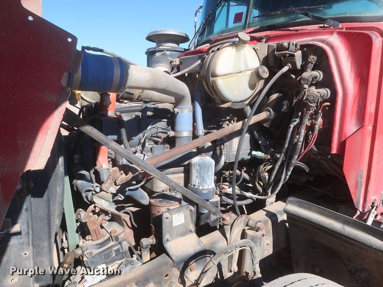 image for item DJ2307 2001 Mack RD690S  semi truck