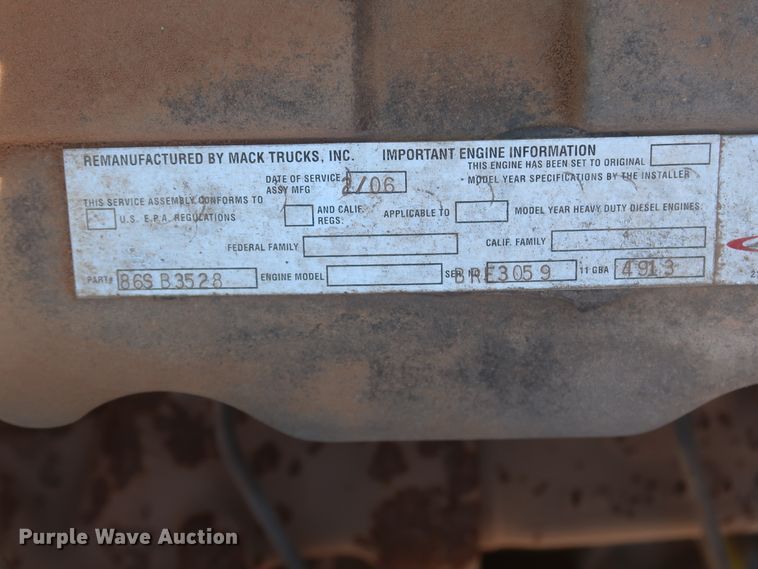 image for item DJ2307 2001 Mack RD690S  semi truck