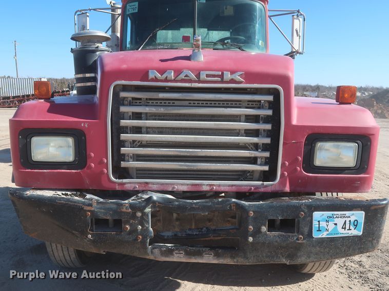 image for item DJ2307 2001 Mack RD690S  semi truck