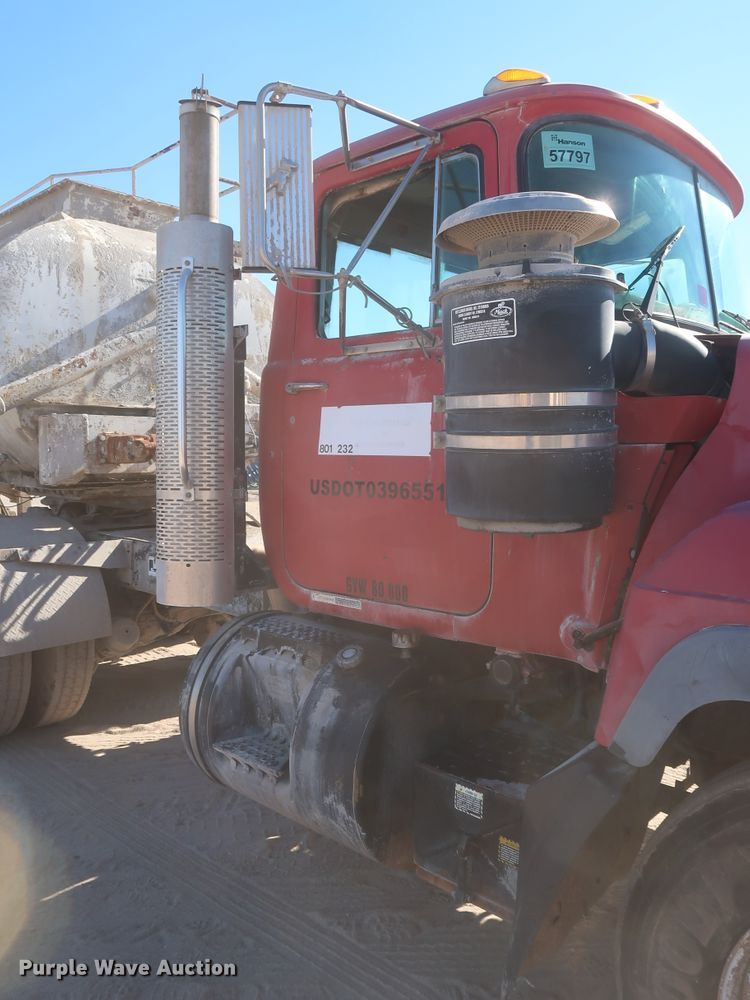 image for item DJ2307 2001 Mack RD690S  semi truck