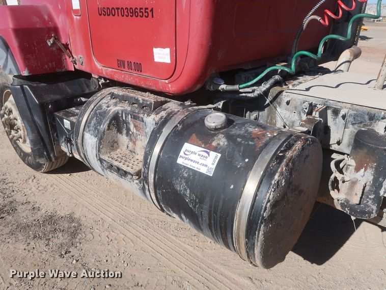 image for item DJ2307 2001 Mack RD690S  semi truck