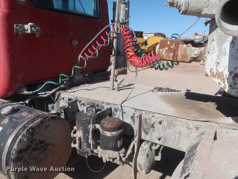 image for item DJ2307 2001 Mack RD690S  semi truck