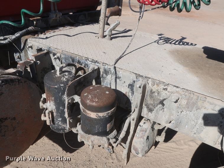 image for item DJ2307 2001 Mack RD690S  semi truck