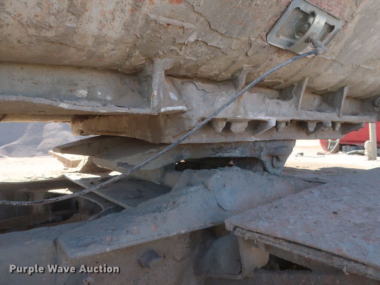 image for item DJ2307 2001 Mack RD690S  semi truck