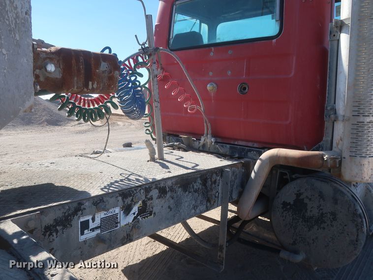 image for item DJ2307 2001 Mack RD690S  semi truck