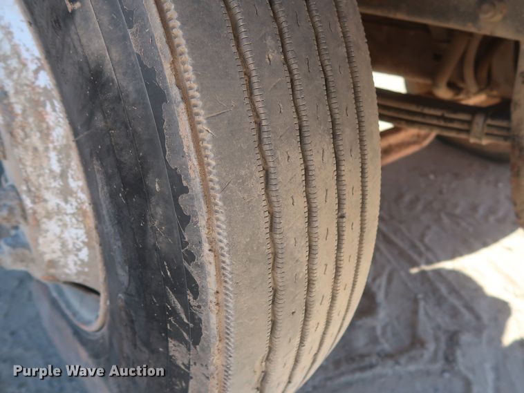 image for item DJ2307 2001 Mack RD690S  semi truck