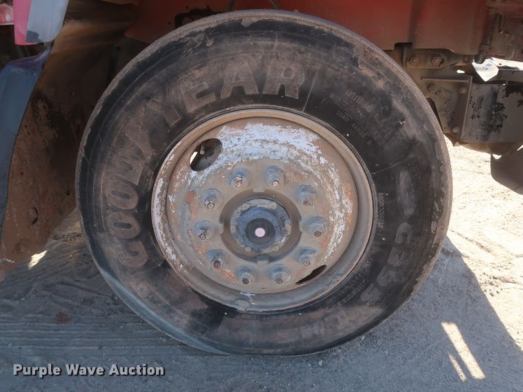 image for item DJ2307 2001 Mack RD690S  semi truck