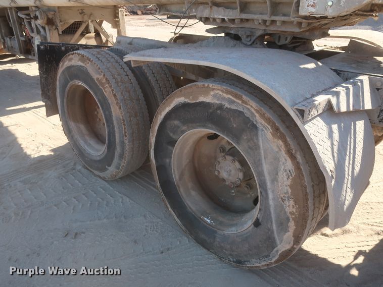 image for item DJ2307 2001 Mack RD690S  semi truck