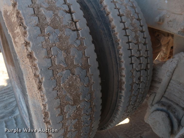 image for item DJ2307 2001 Mack RD690S  semi truck