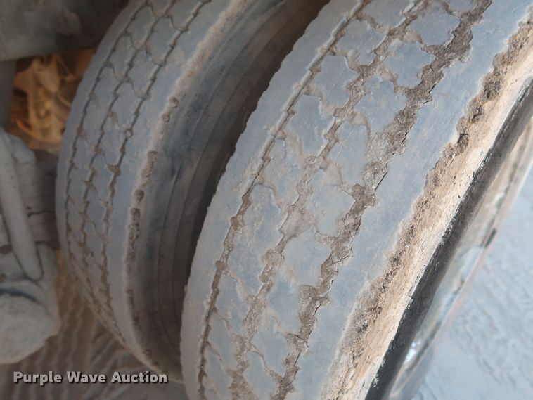 image for item DJ2307 2001 Mack RD690S  semi truck