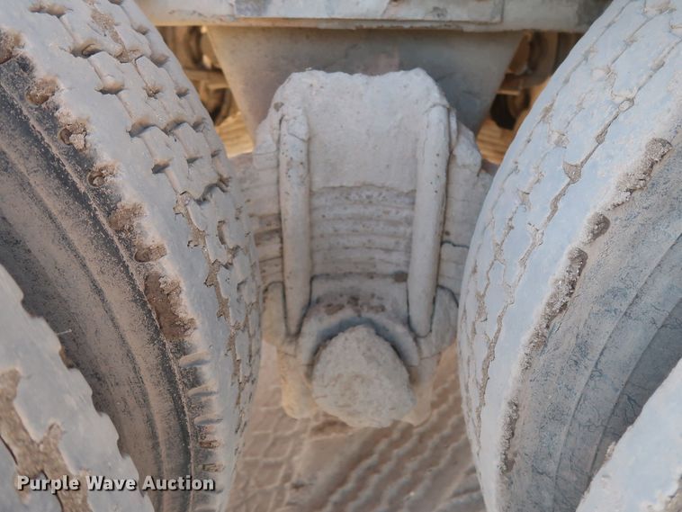 image for item DJ2307 2001 Mack RD690S  semi truck