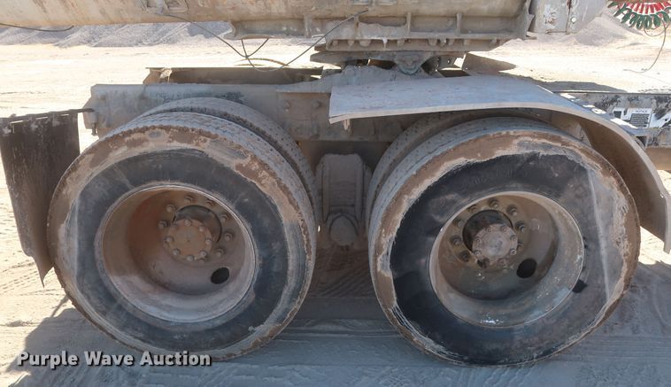 image for item DJ2307 2001 Mack RD690S  semi truck