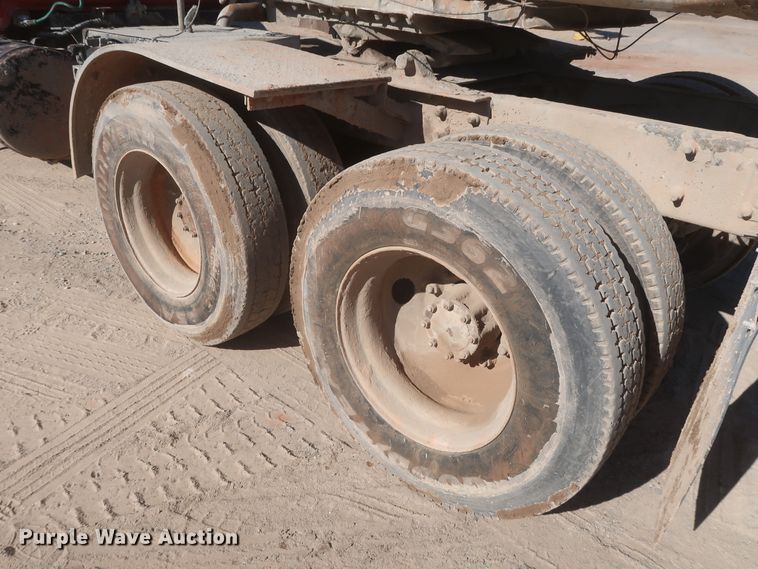 image for item DJ2307 2001 Mack RD690S  semi truck