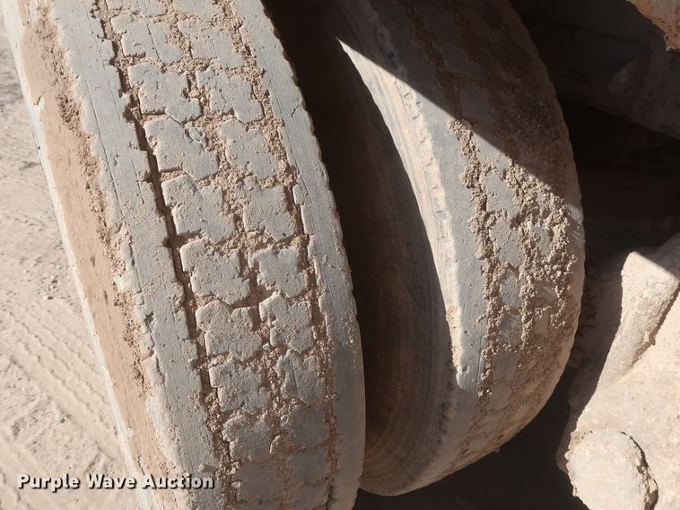 image for item DJ2307 2001 Mack RD690S  semi truck