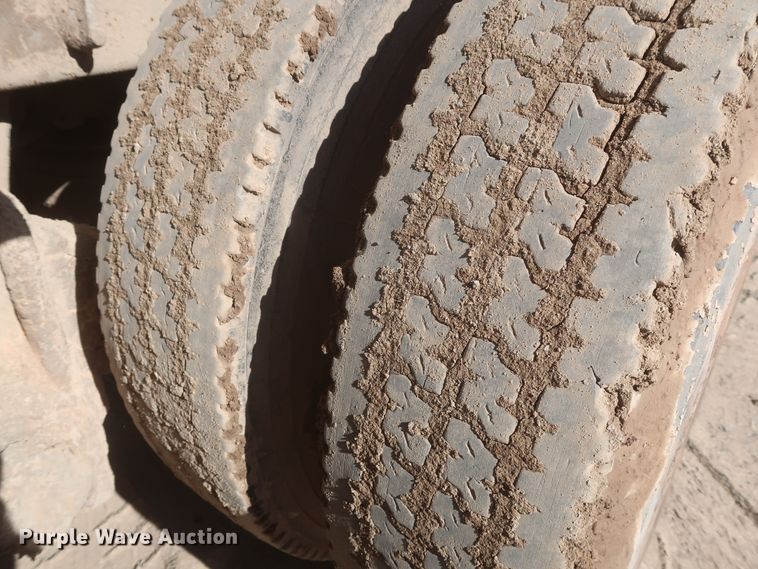 image for item DJ2307 2001 Mack RD690S  semi truck