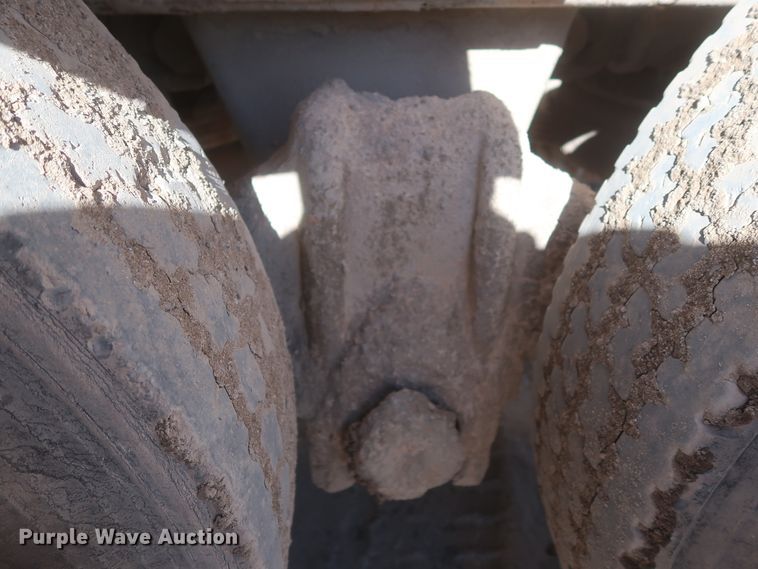 image for item DJ2307 2001 Mack RD690S  semi truck