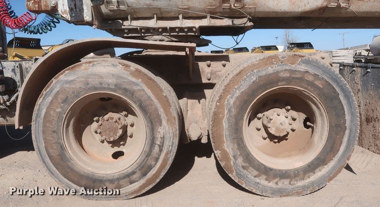 image for item DJ2307 2001 Mack RD690S  semi truck