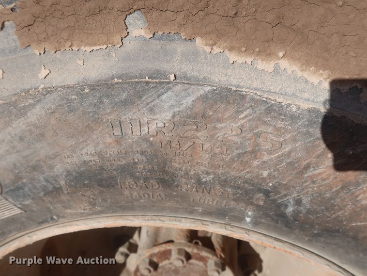 image for item DJ2307 2001 Mack RD690S  semi truck