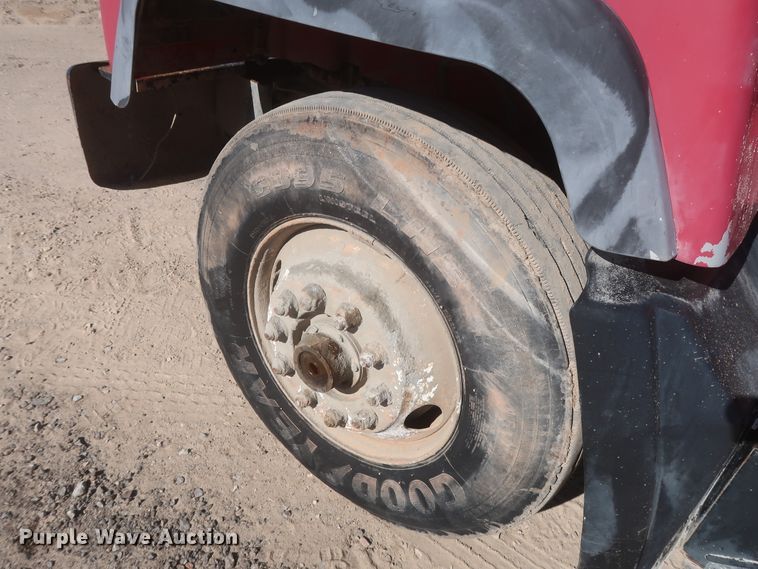 image for item DJ2307 2001 Mack RD690S  semi truck