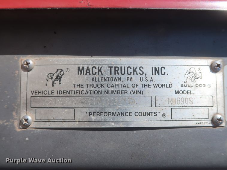 image for item DJ2307 2001 Mack RD690S  semi truck