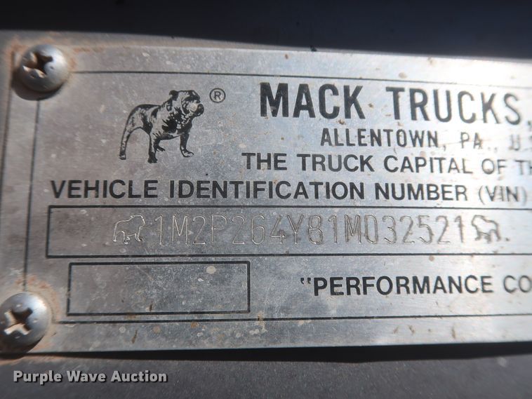 image for item DJ2307 2001 Mack RD690S  semi truck