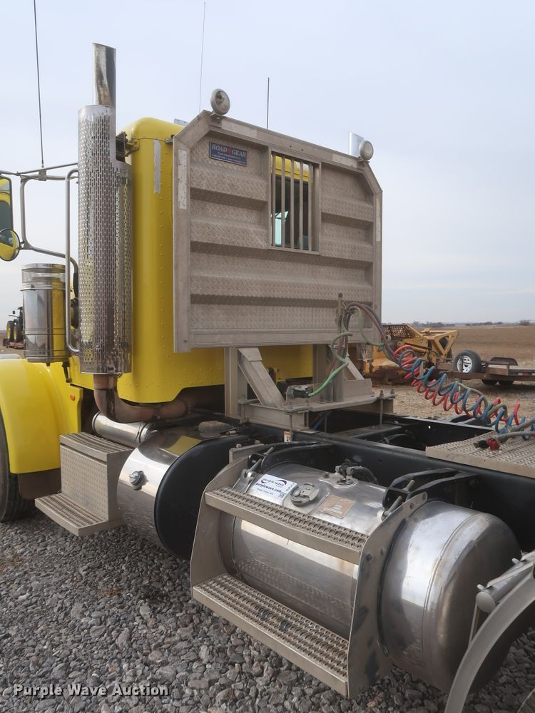 image for item DJ2313 2011 Peterbilt 367  semi truck