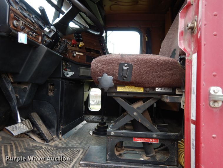 image for item DJ7293 1994 Freightliner FLD  semi truck