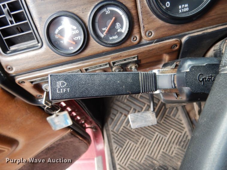 image for item DJ7293 1994 Freightliner FLD  semi truck