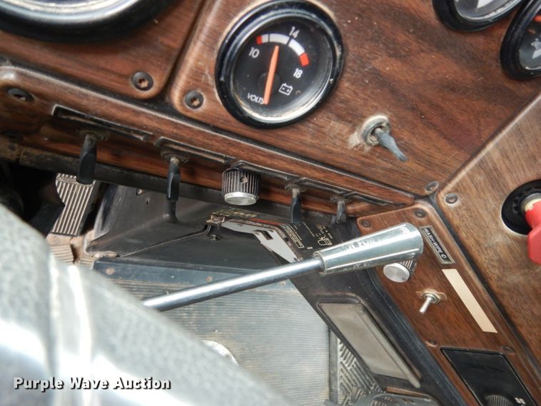 image for item DJ7293 1994 Freightliner FLD  semi truck