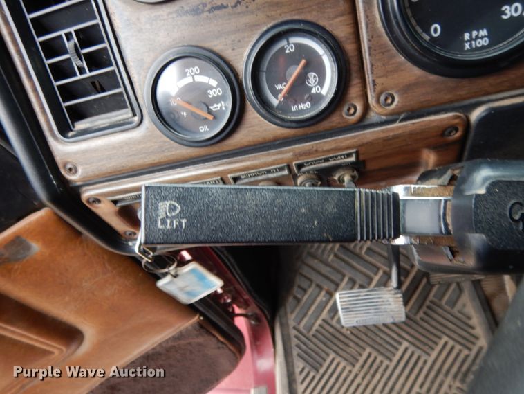 image for item DJ7293 1994 Freightliner FLD  semi truck