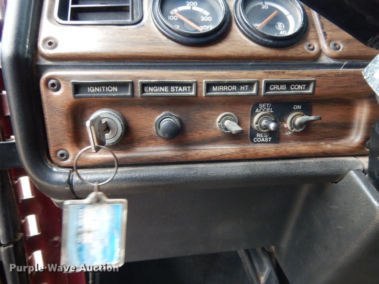 image for item DJ7293 1994 Freightliner FLD  semi truck