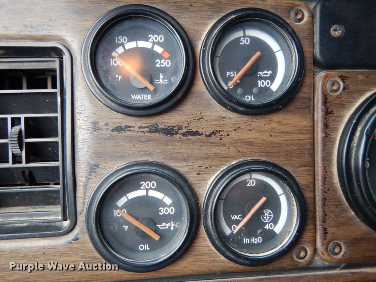 image for item DJ7293 1994 Freightliner FLD  semi truck