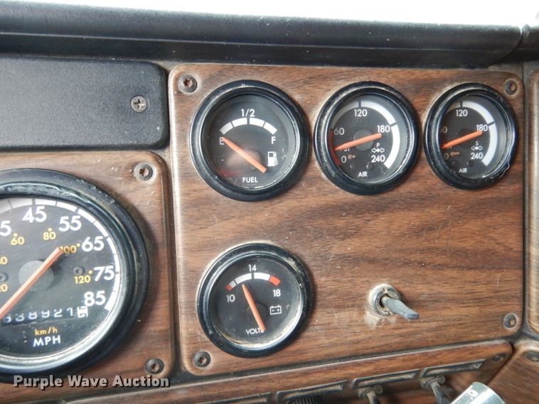 image for item DJ7293 1994 Freightliner FLD  semi truck