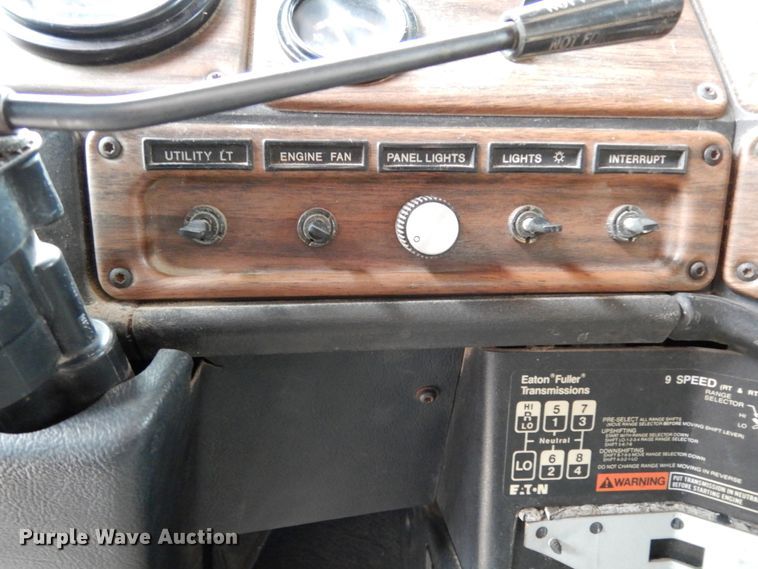 image for item DJ7293 1994 Freightliner FLD  semi truck