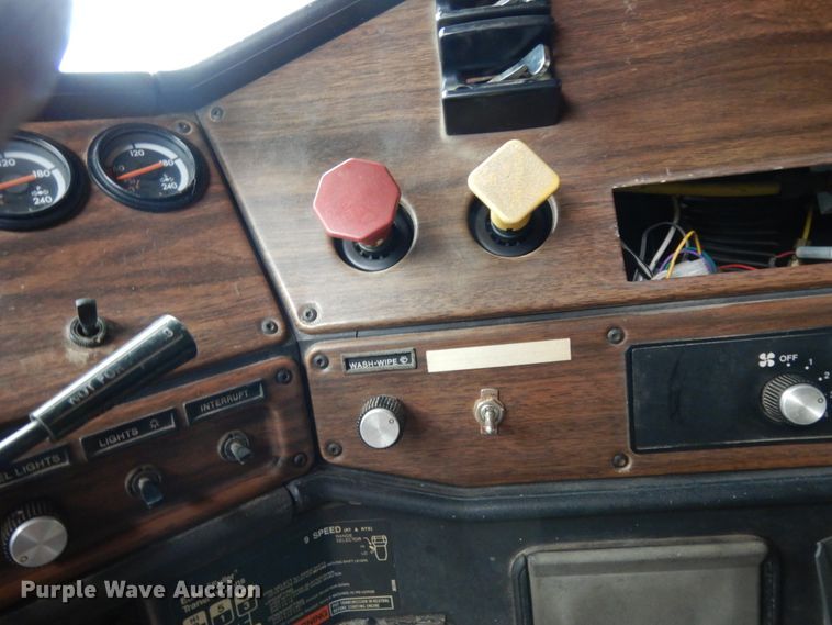 image for item DJ7293 1994 Freightliner FLD  semi truck