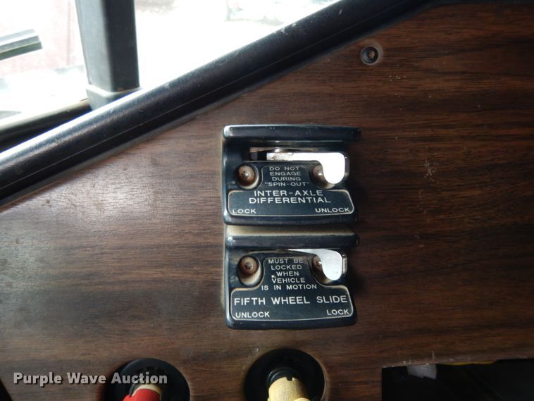 image for item DJ7293 1994 Freightliner FLD  semi truck