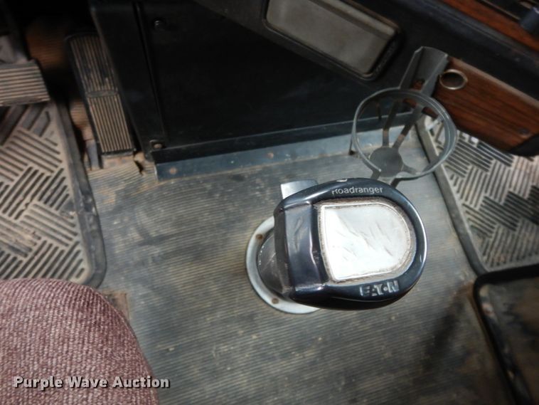 image for item DJ7293 1994 Freightliner FLD  semi truck