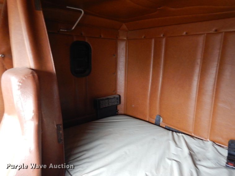 image for item DJ7293 1994 Freightliner FLD  semi truck