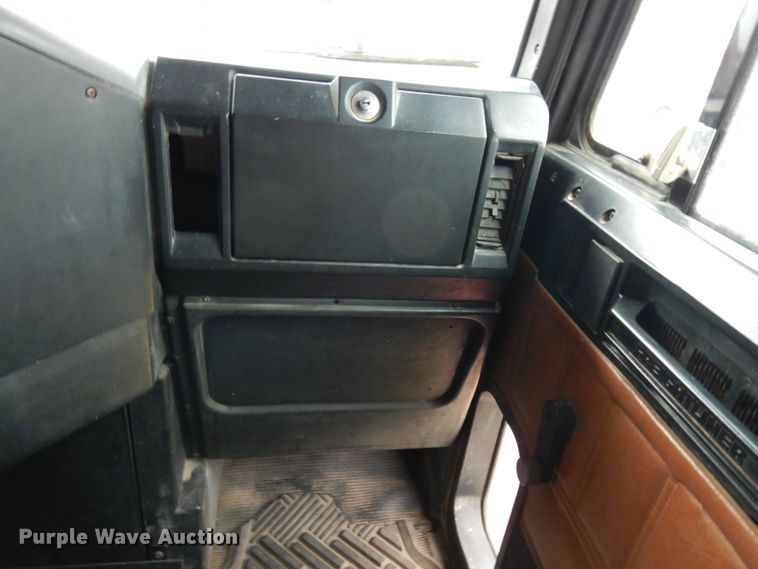 image for item DJ7293 1994 Freightliner FLD  semi truck