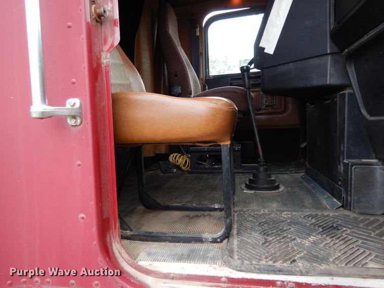 image for item DJ7293 1994 Freightliner FLD  semi truck