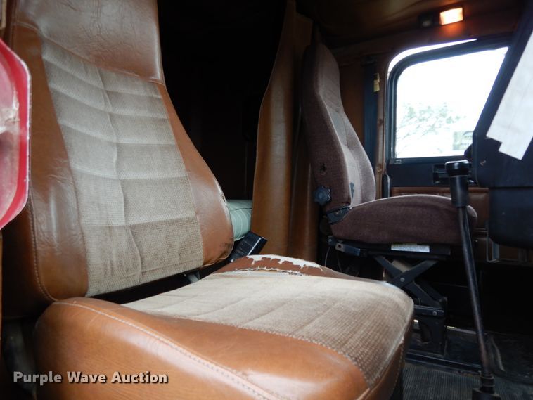 image for item DJ7293 1994 Freightliner FLD  semi truck