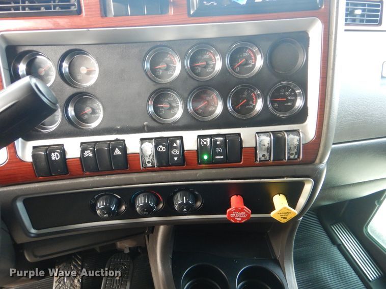 image for item DJ8619 2006 Kenworth W900  semi truck